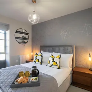 Elliot Oliver - Modern 2 Bedroom Town Centre , Cheltenham United Kingdom